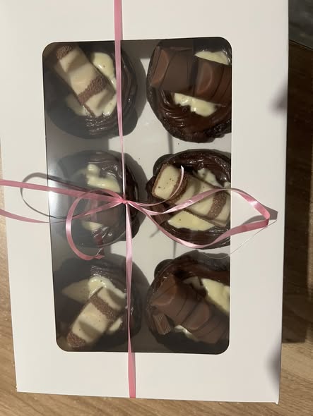 Kinder cupcakes in gift box with pink ribbon
