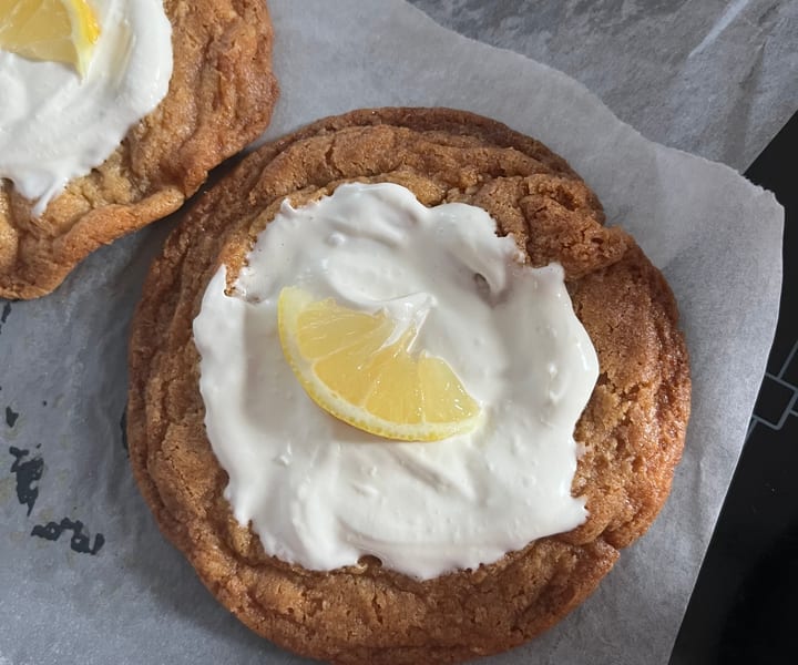 Lemon meringue cookie topped with a lemon slice